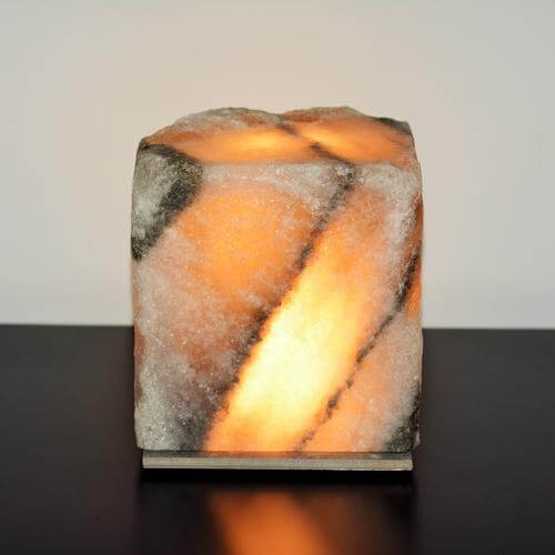 מנורת המלח הטבעית טיפולית של נפלאות המלח והשפעתה על נגיף הקורונה