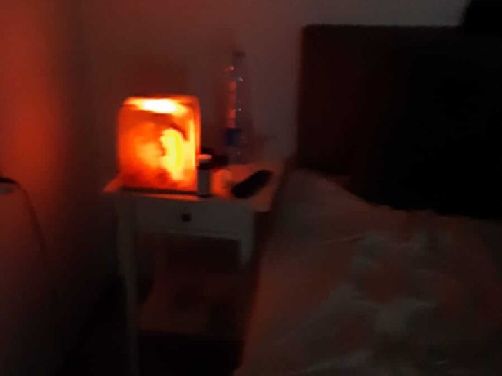 מנורת מלח רפואית בבית של לקוח