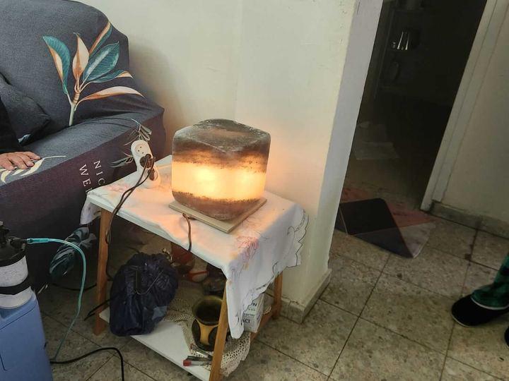 מנורת מלח רפואית בבית של לקוח
