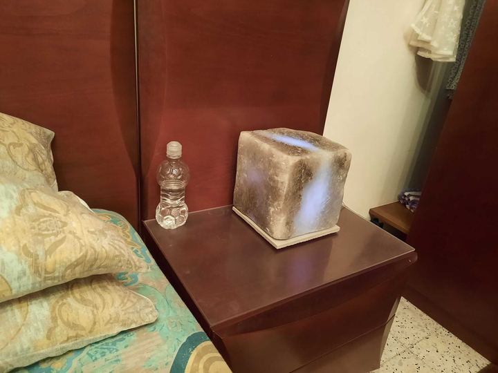 מנורת מלח רפואית בבית של לקוח